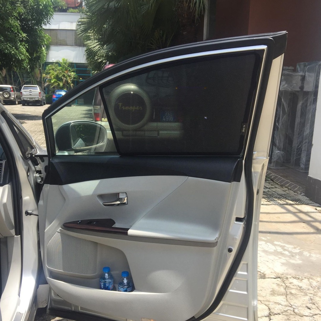 TOYOTA VENZA custom-fit car window sun shades — photo 1