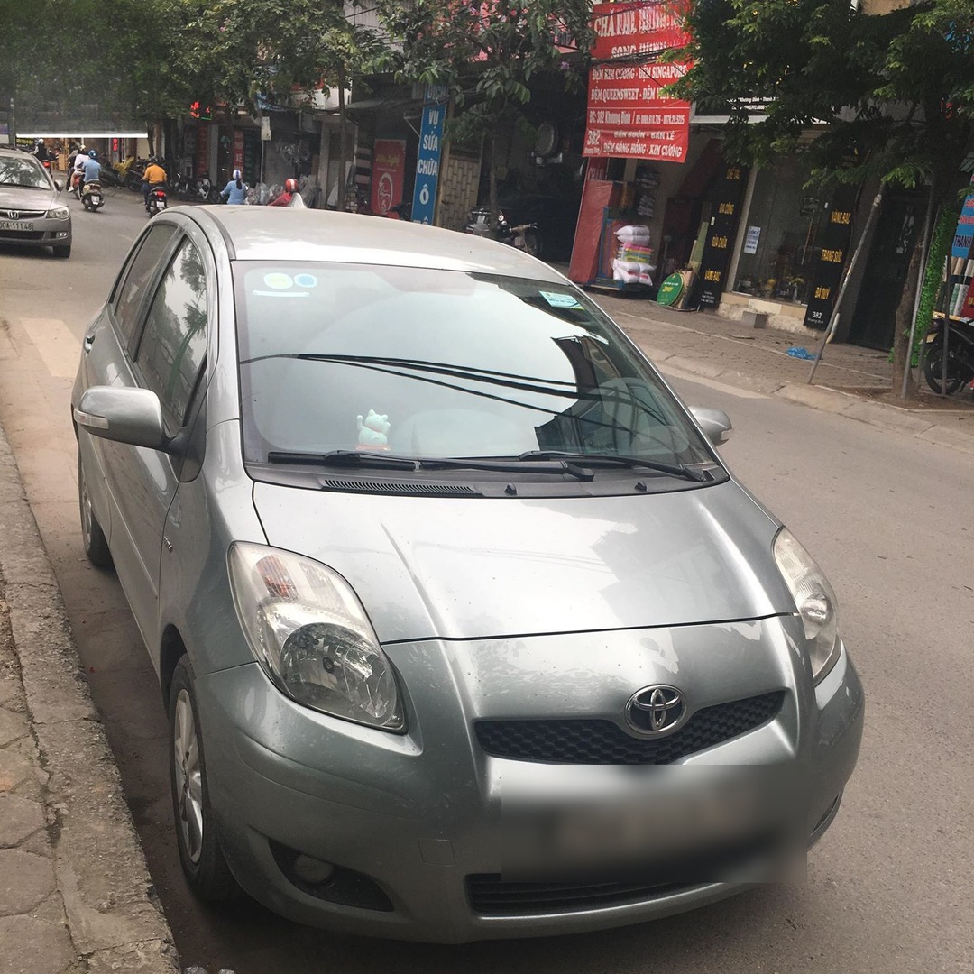 TOYOTA YARIS HATCHBACK 2007-2012 custom-fit car window sun shades — photo 1