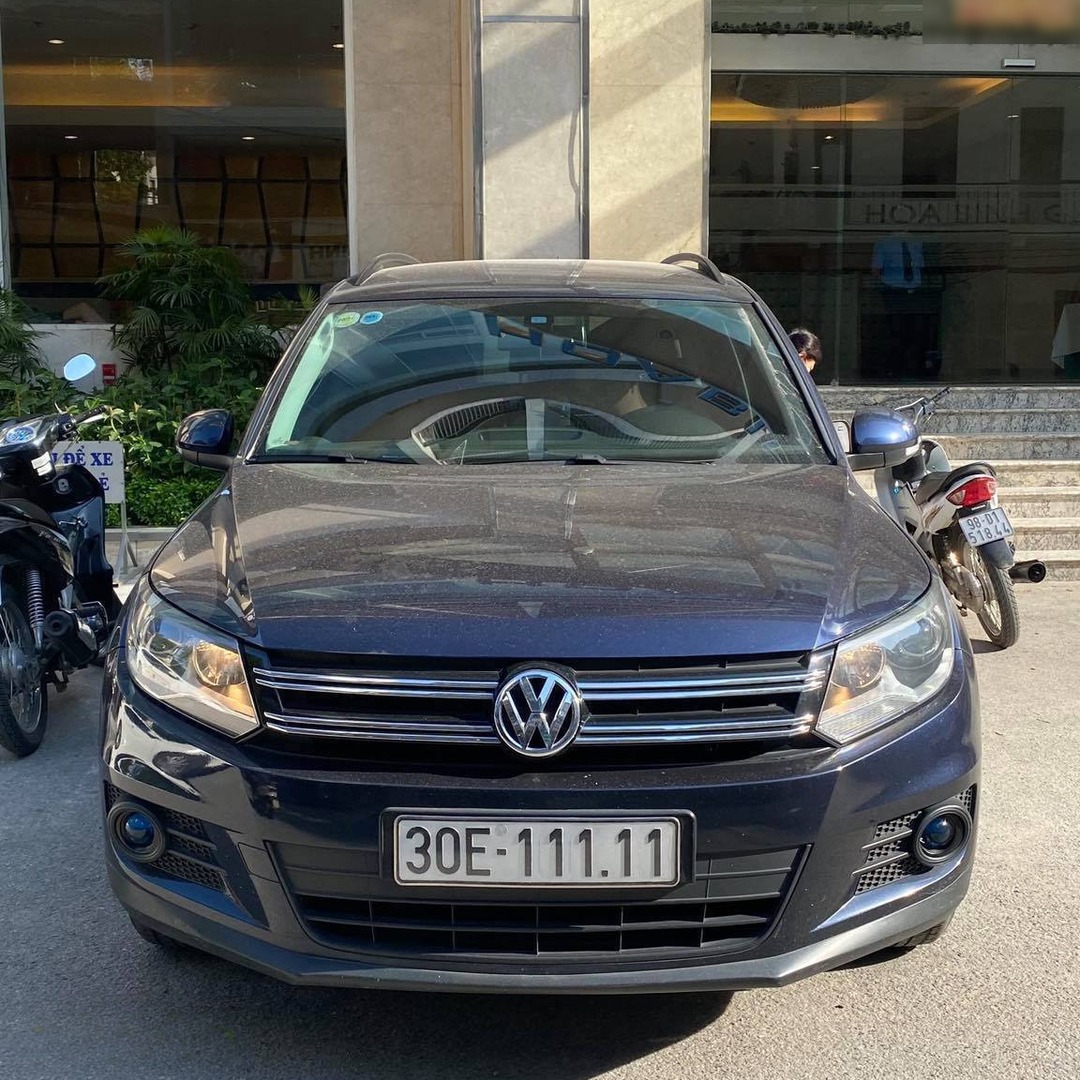 VOLKSWAGEN TIGUAN 2009-2017 custom-fit car window sun shades — photo 1