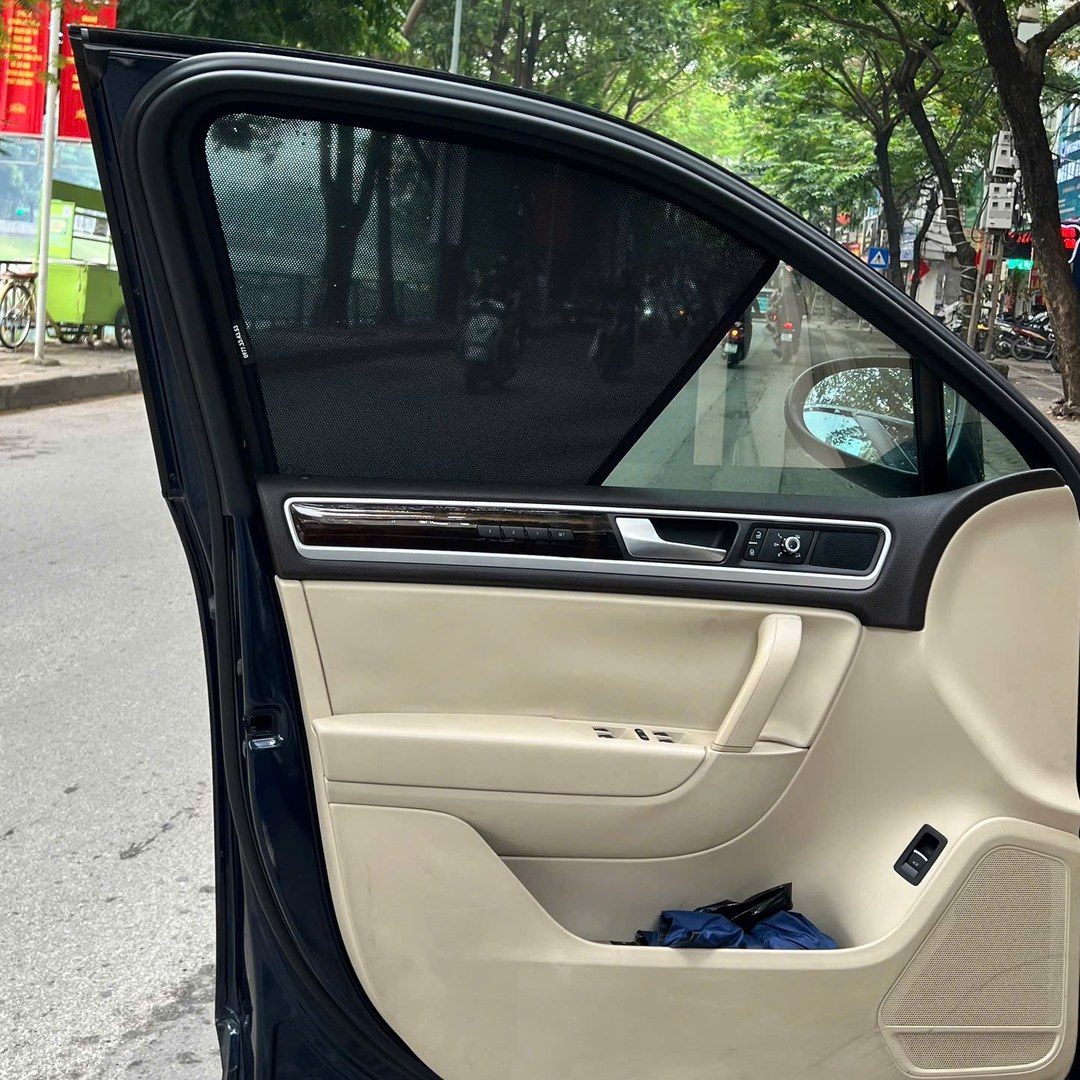 Volkswagen Touareg 7P SUV 2011-2018 car window sun shades — photo 2