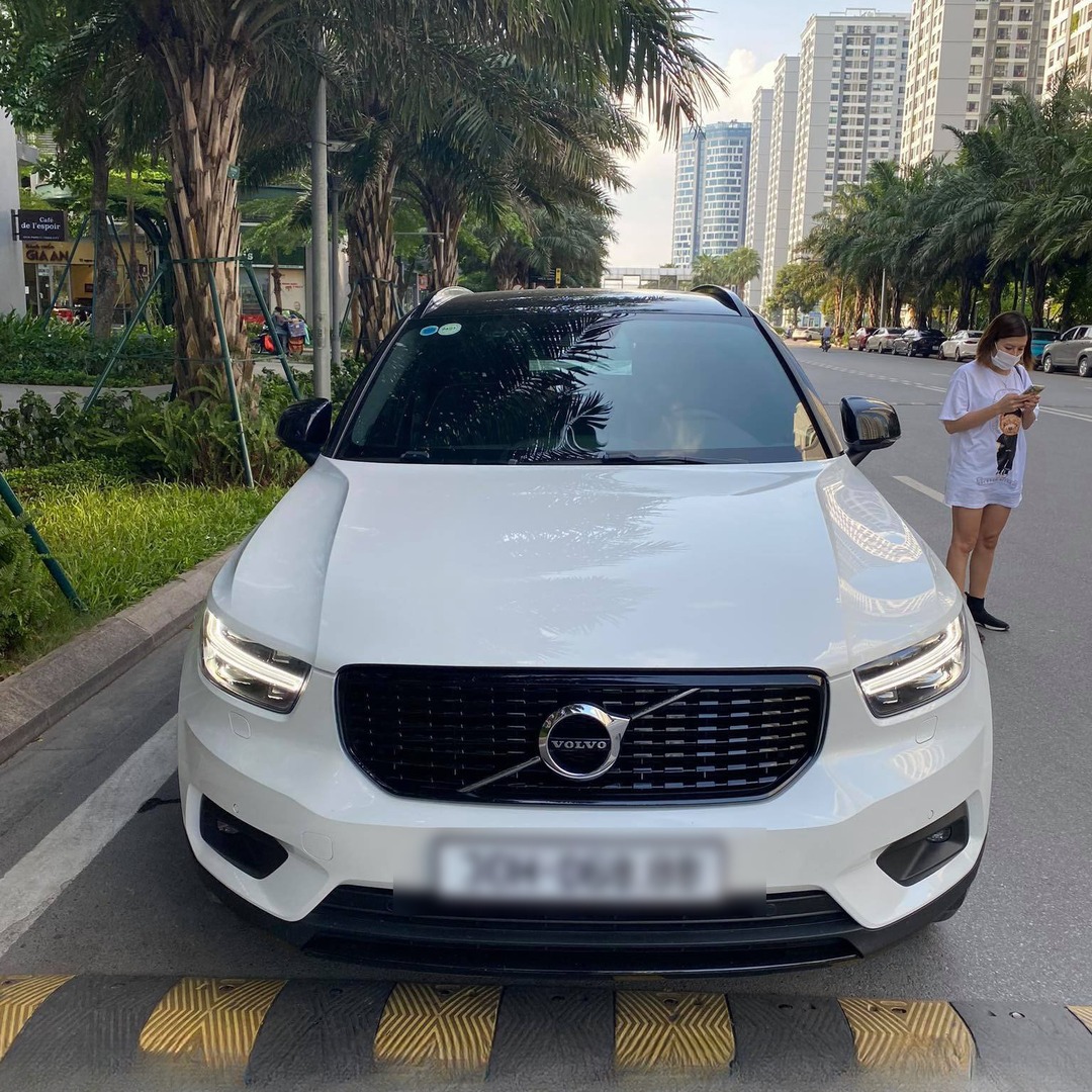 VOLVO XC40 custom-fit car window sun shades — photo 1